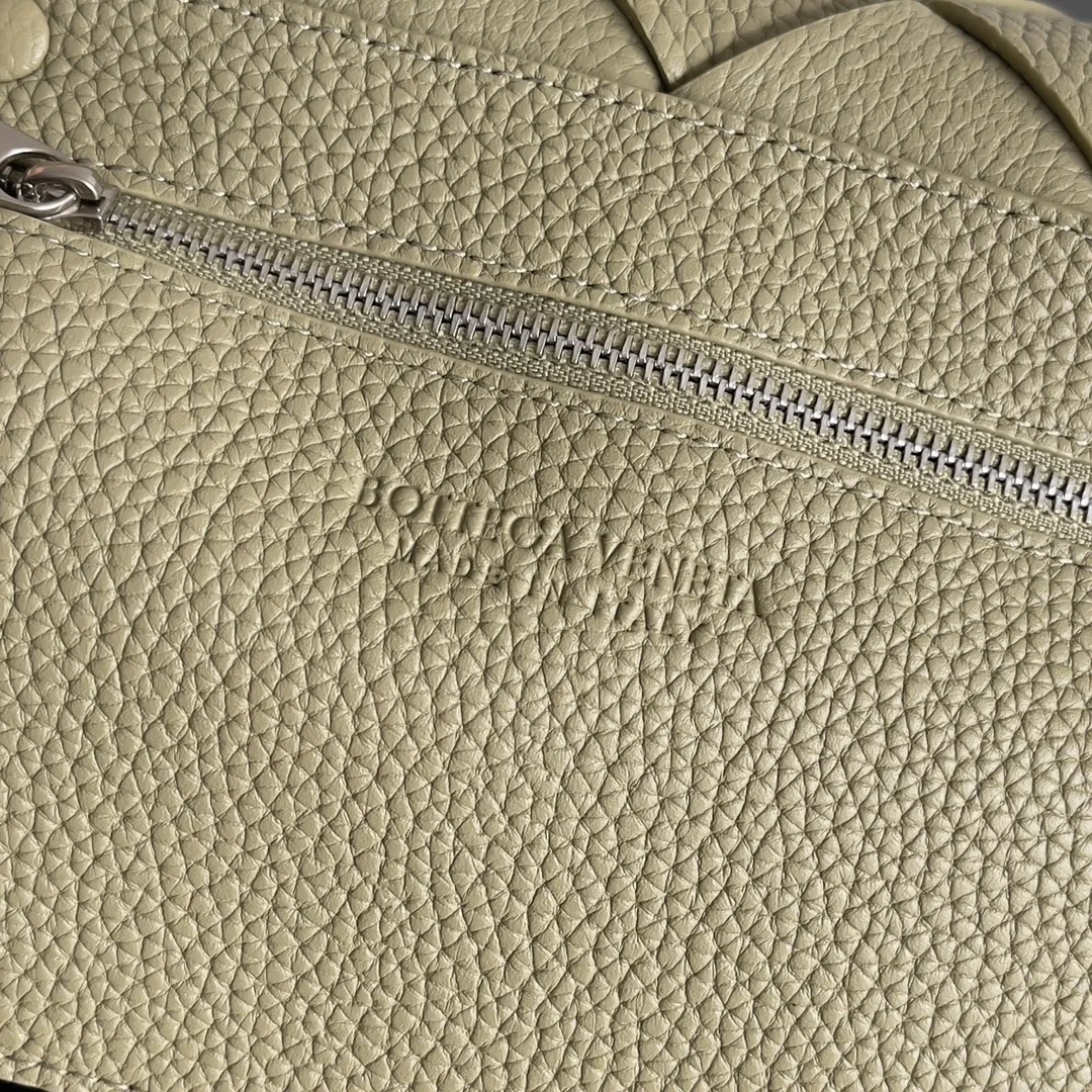 Batch 1860 BOTTEGA VENETA new Diago crossbody bag The diagonally built dynamic silhouette shows unique ingenuity. As a member of the B family's early autumn series, it uses the highest quality calfskin. The entire bag is softer, thicker and heavier, and durable. It is equipped with an adjustable strap. The texture of the 3cm wide leather strap is very similar to the litchi pattern. It is slightly stiffer than the litchi pattern. It is low-key, luxurious and full of connotation. It is refreshing and comfortable to match the upper body. Hu Yitian was also successfully captured by it. Style number: 795637 Size: 22.5*16.5*5.5cm